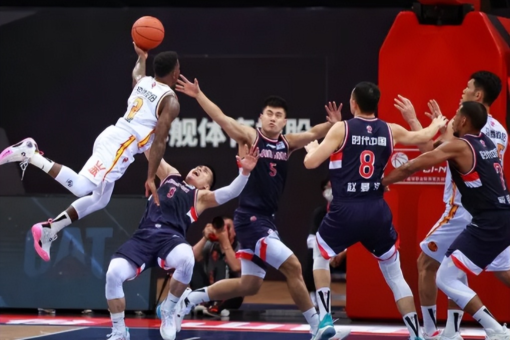  金州勇士发布备战花絮；关键时刻遗憾出局；CBA季后赛任务艰巨；纪律约束更严格