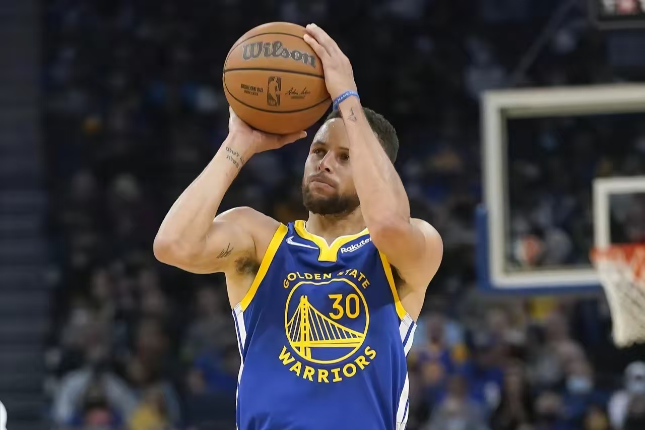 NG娱乐-包含库里连续二十场比赛得分超过势不可挡，勇士挑战极限！的词条